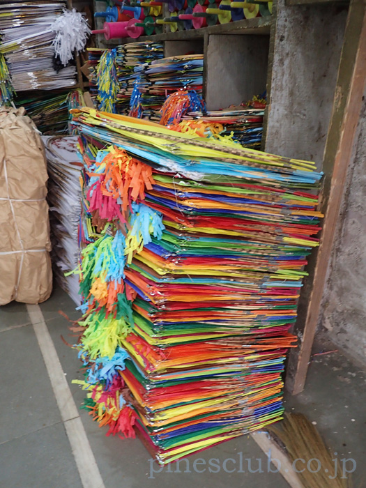 インド。凧専門店の店頭で山のように積み重なる凧