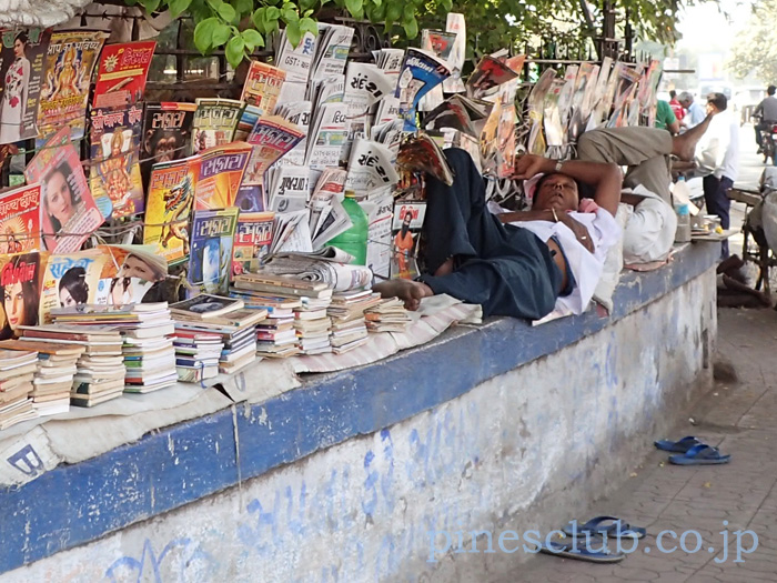 インド・街角の露店本屋の昼寝風景