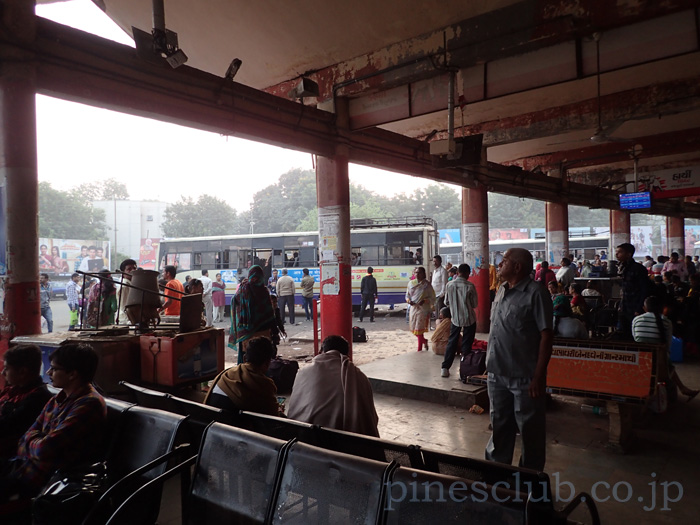 インド・バーヴナガルのバススタンド