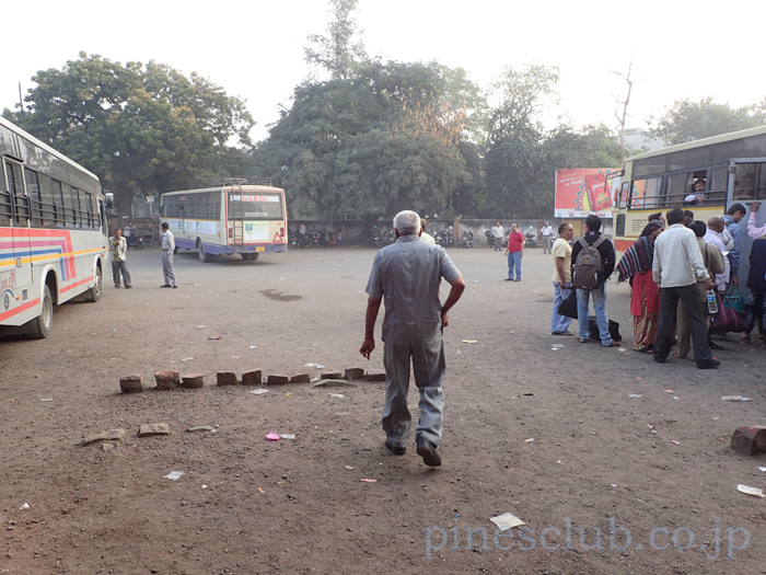 インド・バーヴナガルのバススタンドでバスを待つ。