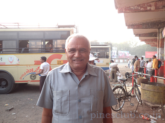 インド・バーヴナガルのバススタンドで親切にしてくれたおじさん