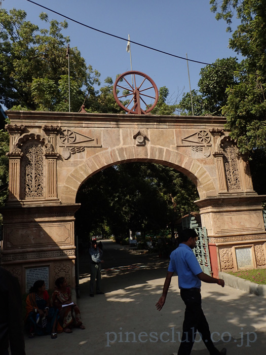 インド・アーマダバードにあるガンディー大学の正門