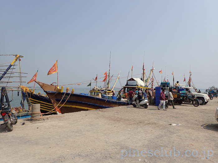 インド・ディウの海岸通りフォート・ロード沿いの漁港