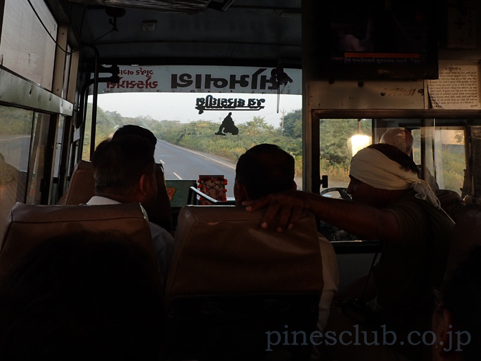 インド、ジュナーガル発ドワルカ行のバス