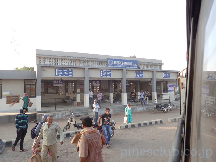 インド、グジャラート州マナバダールのバススタンド