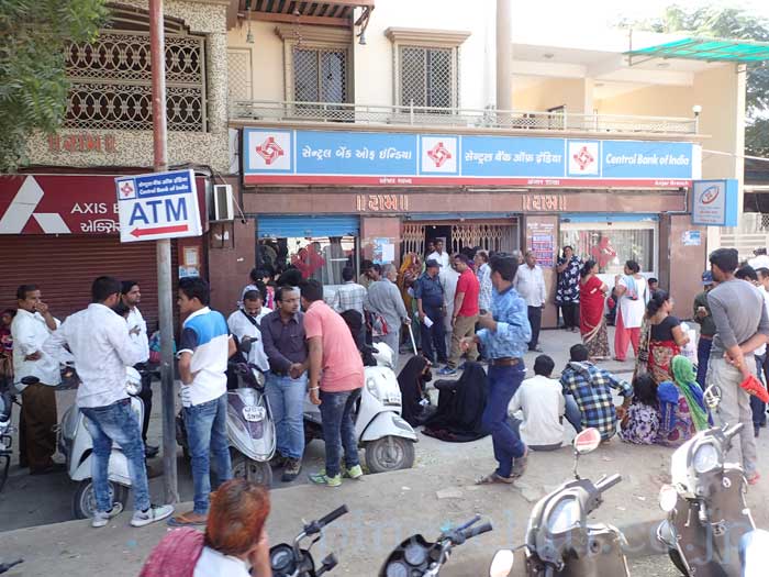 インドのキャッシュクライシスにより銀行に詰めかける人々