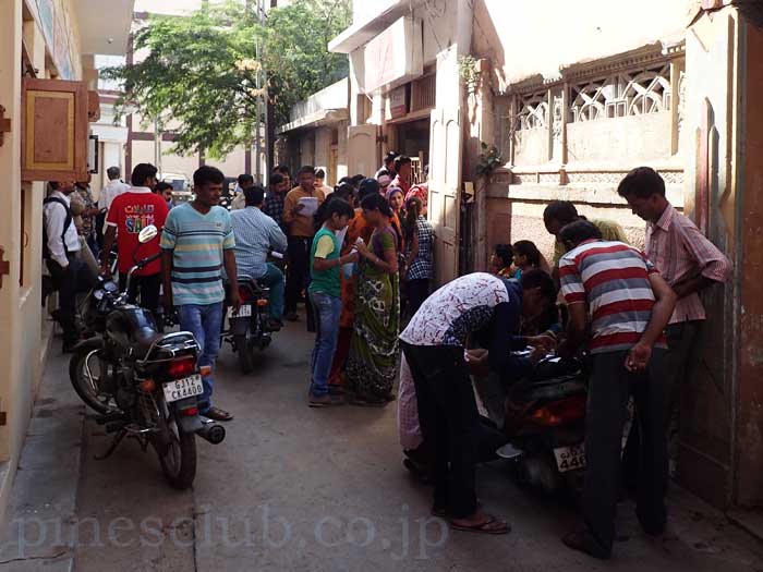 インド、ブジの小さな郵便局にも人々が押し寄せていた