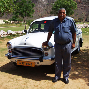 インド・アンバサダーのツーリストタクシー